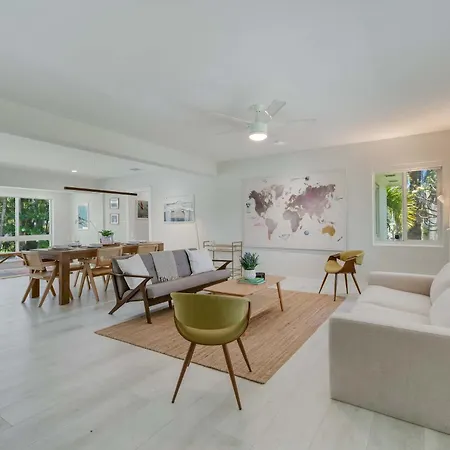 Sunshine Edit- Contemporary Yard And Near Beach